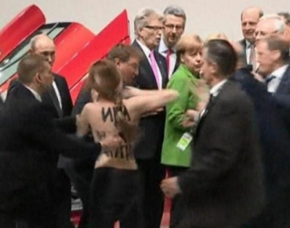 Vladimir Putin, surprins de fotografi cum se uita cu interes la sanii activistelor Femen!