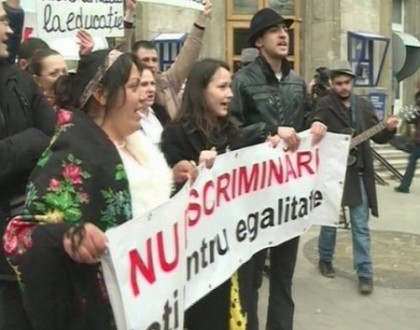 Romii de la noi cer drepturi egale! Cum au vrut sa demonstreze ca sunt discriminati in societate Romii de la noi cer drepturi egale! Cum au vrut sa demonstreze ca sunt discriminati in societate