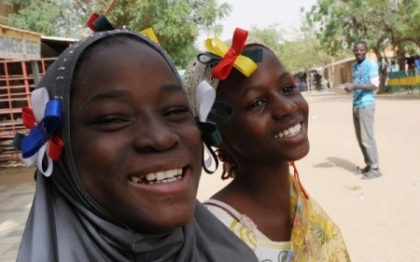 VIDEO. Camila primita cadou, in Mali, de presedintele Francois Hollande a fost mancata de localnici VIDEO. Camila primita cadou, in Mali, de presedintele Francois Hollande a fost mancata de localnici