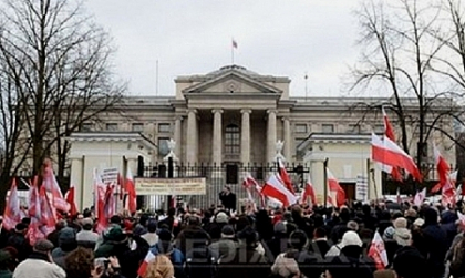TRAGEDIA de la Smolensk: Protest in fata ambasadei ruse de la Varsovia, la trei ani de la accident 