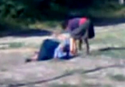 VIDEO. Lovita fara mila cu bata in cap! O femeie din Rezina, filmata in timp ce isi batea mama VIDEO. Lovita fara mila cu bata in cap! O femeie din Rezina, filmata in timp ce isi batea mama
