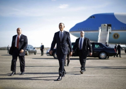 Un american s-a afisat cu o pusca cu luneta in timp ce coloana presedintelui Obama trecea pe langa el

