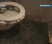 S-a pomenit cu casa inundata de fecale S-a pomenit cu casa inundata de fecale