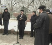 Flori la monumentul Holocaustului din Chisinau