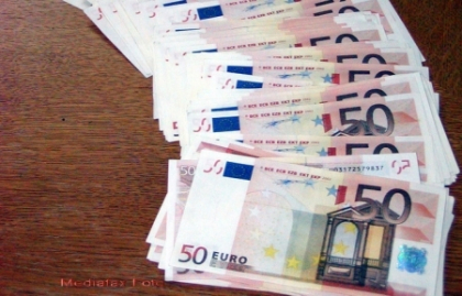 Politist din Calarasi, retinut in flagrant in timp ce primea bani de la o cersetoare! Vezi cat i-a cerut