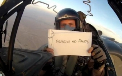 Mesajul emotionant de nunta trimis din Afganistan de un pilot american.Ce a facut in timpul zborului Mesajul emotionant de nunta trimis din Afganistan de un pilot american.Ce a facut in timpul zborului