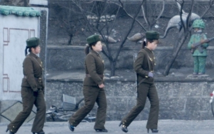 Armata pe tocuri a lui Kim Jong-un: imaginea care face inconjurul presei internationale