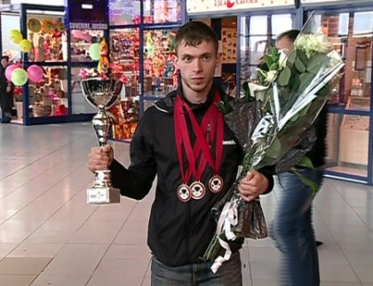 S-au intors campionii! Cum au fost intampinati la aeroport halterofilii moldoveni medaliati la Europene