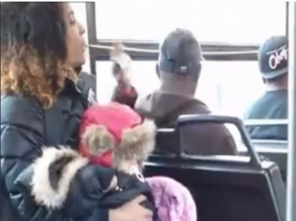 Animalele nu ar face asa! O femeie isi arunca bebelusul prin autobuz ca sa bata o pasagera - VIDEO Animalele nu ar face asa! O femeie isi arunca bebelusul prin autobuz ca sa bata o pasagera - VIDEO