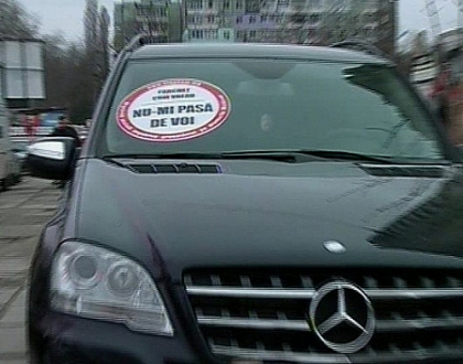 Surprize de la Stop Ham! Cum au reactionat soferii care s-au trezit cu autocolante pe parbriz Surprize de la Stop Ham! Cum au reactionat soferii care s-au trezit cu autocolante pe parbriz