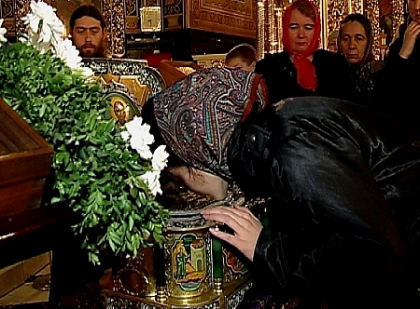 Talpa Sfantului Andrei, la Chisinau. Zeci de enoriasi au facut coada la moastele apostolului Talpa Sfantului Andrei, la Chisinau. Zeci de enoriasi au facut coada la moastele apostolului