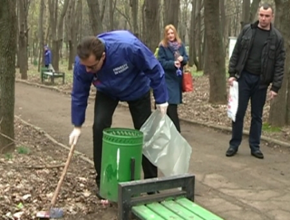 Au vrut sa faca ordine in parc, dar nu au prea avut de lucru. Cum au iesit democratii la curatenie Au vrut sa faca ordine in parc, dar nu au prea avut de lucru. Cum au iesit democratii la curatenie