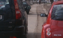 "Cat tupeu pot avea unii?". Uite cum si-au lasat masinile doi soferi din Chisinau. FOTO