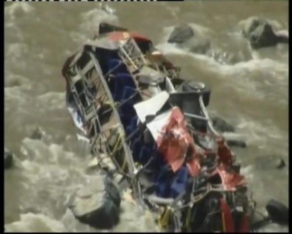 Tragedie in Peru. 34 de morti dupa ce un autobuz s-a prabusit intr-un rau