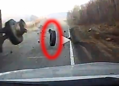 VIDEO. Si-a filmat fara sa vrea propriul accident de masina. VEZI ce s-a intamplat