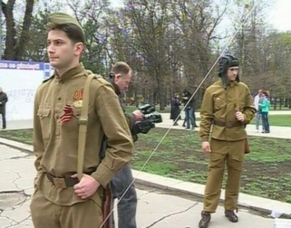 Se pregatesc de 9 mai. Tinerii rusi au inceput sa imparta trecatorilor panglica Sfantului Gheorghe Se pregatesc de 9 mai. Tinerii rusi au inceput sa imparta trecatorilor panglica Sfantului Gheorghe