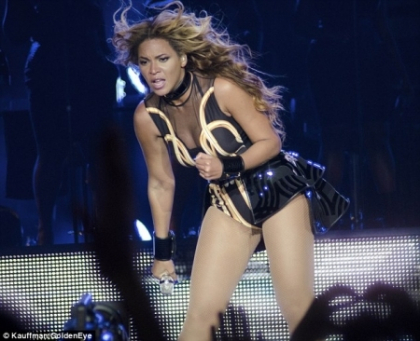 Beyonce a socat publicul din Belgrad! Si-a decorat tinuta cu sani falsi - GALERIE FOTO
