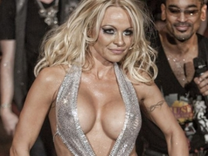 A renuntat la vulgaritate! Pamela Anderson si-a schimbat look-ul - FOTO A renuntat la vulgaritate! Pamela Anderson si-a schimbat look-ul - FOTO