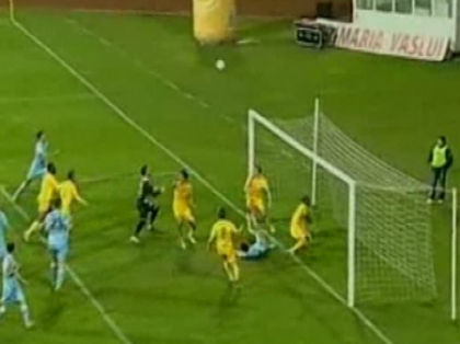 Gabi Balint a remizat in primul meci pe banca tehnica a lui FC Vaslui. Partida, marcata de o ratare imensa Gabi Balint a remizat in primul meci pe banca tehnica a lui FC Vaslui. Partida, marcata de o ratare imensa