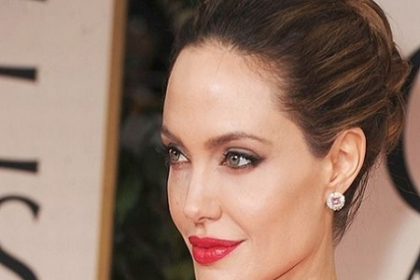 Impresionant! O poza cu Angelina Jolie cu sanii goi alaturi de un cal va fi scoala la licitatie - FOTO Impresionant! O poza cu Angelina Jolie cu sanii goi alaturi de un cal va fi scoala la licitatie - FOTO