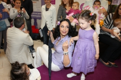 Mama si fiica s-au jucat pe strada! Uite cum se distreaza Andreea Marin cu fiica sa - VIDEO
