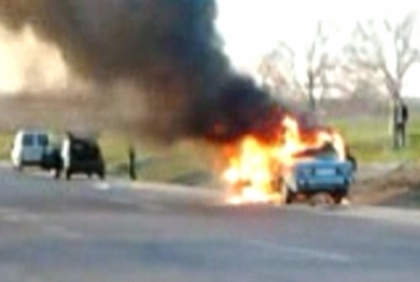VIDEO. Automobil in flacari in apropiere de Rascani! A luat foc din mers VIDEO. Automobil in flacari in apropiere de Rascani! A luat foc din mers