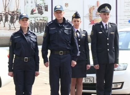 Politistii renunta la cravate, camasi albe si pantaloni la dunga. Vezi cum arata noua lor uniforma Politistii renunta la cravate, camasi albe si pantaloni la dunga. Vezi cum arata noua lor uniforma