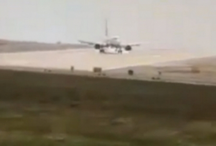 Pilotii au evitat o tragedie in ultima clipa. Cum a aterizat acest avion din cauza curentilor. VIDEO