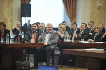 Comunistii, curiosi: Ghimpu sa ne spuna cat costa diamantele lui Gutu si de unde provin banii