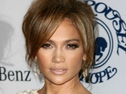 A aratat mai mult decat trebuia! Jennifer Lopez s-a trezit pe strada cu rochia ridicata de vant - FOTO