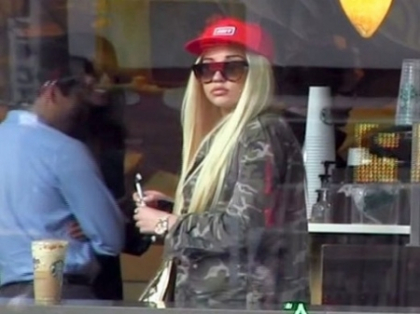 I-a SOCAT pe toti: si-a vopsit parul blond si a adoptat un stil straniu! O recunosti pe vedeta? - FOTO I-a SOCAT pe toti: si-a vopsit parul blond si a adoptat un stil straniu! O recunosti pe vedeta? - FOTO