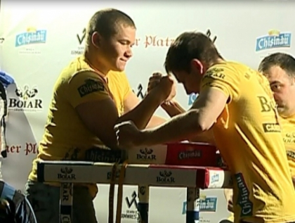 Si-au masurat puterile la campionatul de arm wrestling! Fetele nu au stat deoparte. Vezi cum au impresionat