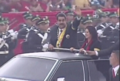 Protestau infuriati in timp ce presedintele defila cu limuzina. Nicolas Maduro investit cu scandal
