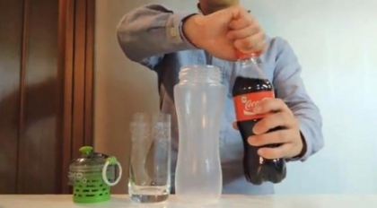 Sute de mii de oameni s-au uitat la acest clip. Ce face acest asiatic cu o sticla de Coca-Cola
Sute de mii de oameni s-au uitat la acest clip. Ce face acest asiatic cu o sticla de Coca-Cola