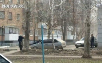 VIDEO. Scena tulburatoare in Rusia. Un politist, luat pe capota masinii si plimbat prin oras