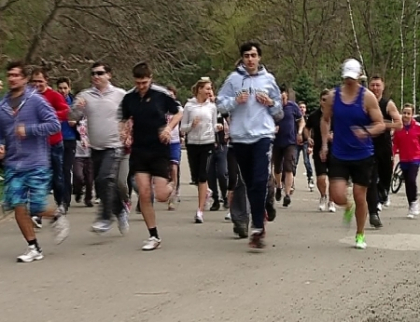 Alaturi de cei din Boston. Tinerii din Chisinau au organizat un maraton in memoria victimelor tragediei Alaturi de cei din Boston. Tinerii din Chisinau au organizat un maraton in memoria victimelor tragediei