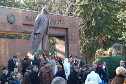 143 de ani de la nasterea lui Lenin. Comunistii vor depune flori la monumentul liderului bolsevic 143 de ani de la nasterea lui Lenin. Comunistii vor depune flori la monumentul liderului bolsevic