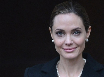 Aparitie socanta! Angelina Jolie si-a aratat picioarele foarte slabe - FOTO