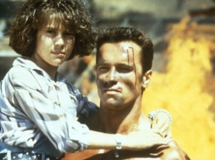 Ai vazut filmul, dar habar nu ai cine e fetita din bratele lui. Ce actrita HOT a jucat cu Arnold in "Commando" - FOTO Ai vazut filmul, dar habar nu ai cine e fetita din bratele lui. Ce actrita HOT a jucat cu Arnold in "Commando" - FOTO