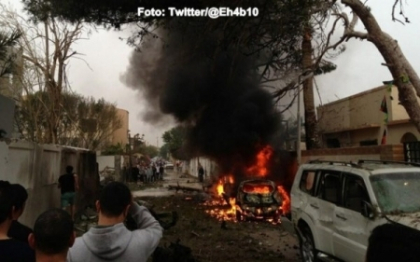 Atentat cu masina-capcana impotriva ambasadei Frantei la Tripoli. Doua persoane au fost ranite
