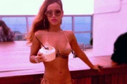 Rihanna loveste din nou! Uite cum a pozat in bikini, pe marginea piscinei
