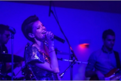 A dat-o din nou in bara? Natalia Barbu, la concert intr-o rochie cu solzi si... tenisi - FOTO
