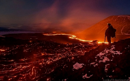 Galerie FOTO. Si-au riscat viata pentru a fotografia raurile de lava din inima unui vulcan