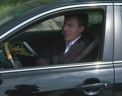 Dorin Chirtoaca, fara centura si vorbind la telefon la volanul unei Toyota! Politia: "Va fi amendat"
