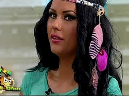 Rusinos! O fosta asistenta de la Antena 1, CU PETE DE URINA PE ROCHIE, in direct, la TV - VIDEO Rusinos! O fosta asistenta de la Antena 1, CU PETE DE URINA PE ROCHIE, in direct, la TV - VIDEO