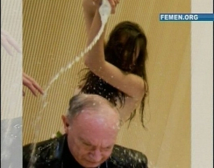 Episcopul Belgiei, " sfintit" de activistele Femen! Cum a reactionat cand a vazut sanii goi