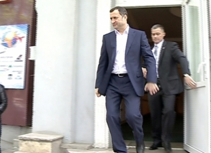Vlad Filat, fara cravata si fara Mercedes! Cum si-a inceput prima zi in care nu mai este premier