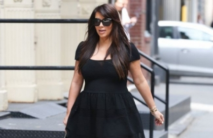 Cu lenjeria intima la vedere in luna a 6-a de sarcina! Ipostaza jenanta in care a aparut Kim Kardashian
