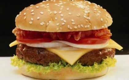 Reactia McDonald\'s, dupa ce un client a prezentat hamburgerul care nu s-a stricat dupa 14 ani