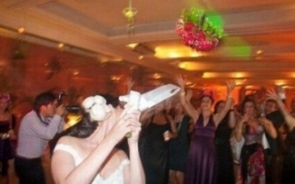 Reactia unui barbat in clipa in care iubita lui e pe punctul de a prinde buchetul miresei. FOTO Reactia unui barbat in clipa in care iubita lui e pe punctul de a prinde buchetul miresei. FOTO